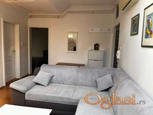 EKSLUZIVNA LOKACIJA-CENTAR-NAMEŠTEN DVOIPOSOBAN STAN 550 EVRA